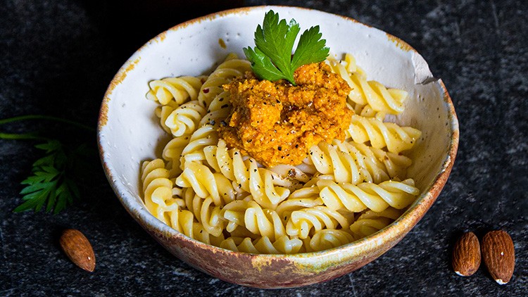 Pasta mit Karotten-Mandel-Pesto - Globus ☀ Supermarkt ⇒ Vielfalt ...