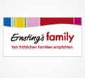 Weißes Logo mit farbigen Streifen, schwarzer Schrift Ernsting's und rotem Schriftzug family, darunter Text: Von fröhlichen Familien empfohlen.