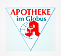 Dreieckiges Logo mit rotem Apotheken-A, blauem Schriftzug „APOTHEKE im Globus“ und Globus mit Längs- und Breitenkreisen.