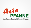 Roter Schriftzug Asia und grüner Schriftzug PFANNE auf weißem Grund mit Text Asiatische Spezialitäten im Globus.