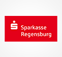 Rotes Logo mit weißem Sparkassen-Symbol und dem Text Sparkasse Regensburg auf weißem Hintergrund.