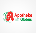 Rotes Apotheken-A mit einer Schlange und Schale vor einem Globus, daneben der Schriftzug Apotheke im Globus in Rot und Grün.