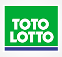 Weißer Schriftzug „TOTO LOTTO“ auf grünem Hintergrund mit einem blauen Streifen und einem roten Kleeblatt oben rechts.