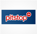 Das Logo von pitstop.de zeigt weißen Schriftzug mit roter Umrandung auf blauem Hintergrund, rechts oben ein roter Punkt mit „.de“.