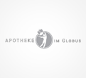 Graues Logo mit der Aufschrift „APOTHEKE IM GLOBUS“ und einer Figur mit erhobenem Arm vor einem Kreis.