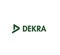 Grünes DEKRA-Logo mit stilisiertem Pfeil und dem Schriftzug „DEKRA“ auf weißem Hintergrund.