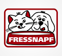 Eine gezeichnete Katze und ein Hund blicken lächelnd aus einem roten Napf mit weißem Schriftzug Fressnapf.