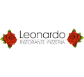 Schwarzer Schriftzug „Leonardo RISTORANTE • PIZZERIA“ zwischen zwei roten Rosen mit grünen Blättern auf weißem Hintergrund.