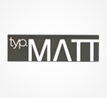 Weiße Schrift „typ.“ und „MATT“ auf grauem Hintergrund, das Wort „MATT“ ist in Großbuchstaben und teilweise unterbrochen dargestellt.
