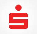 Rotes „S“-Symbol mit Punkt darüber auf weißem Hintergrund, verwendet als Logo der Sparkasse.