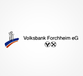 Logo der Volksbank Forchheim eG mit blau-rotem Bogen, darüber drei stilisierte Türme, daneben Schriftzug und zwei Piktogramme.