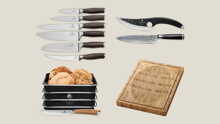 Sechs Messer mit Holzgriffen, zwei Designer-Messer, Holz-Schneidebrett und Backform mit goldbraunen Brötchen.