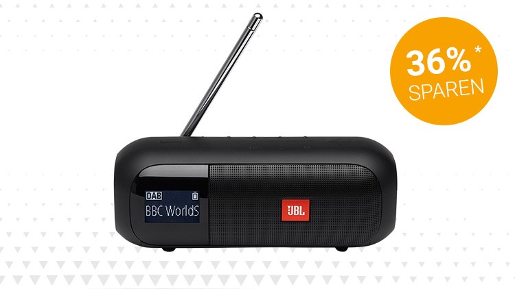 Schwarzes DAB-Radio von JBL mit ausziehbarer Antenne und Display, auf dem „BBC World“ angezeigt wird, daneben ein Kreis mit „36% Sparen“.