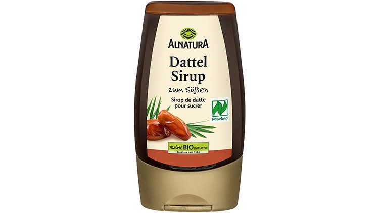 Braune Kunststoffflasche mit goldener Verschlusskappe, darauf Text: Alnatura Dattel Sirup, Natur-Land-Siegel und Datteln als Bild.