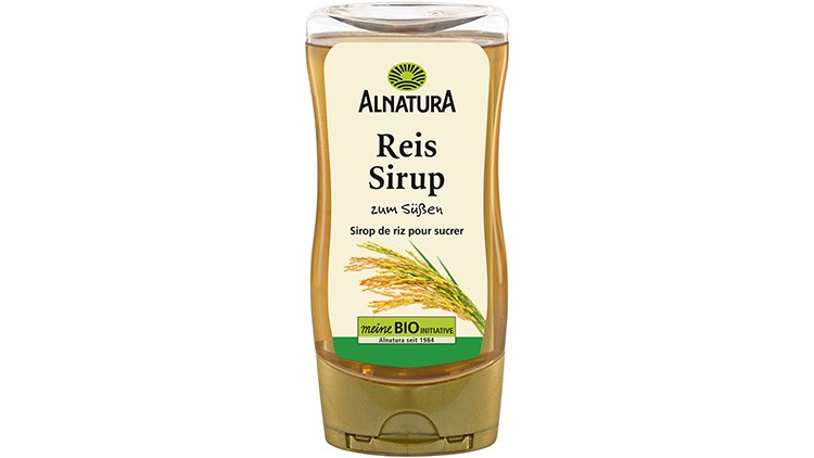 Braune Plastikflasche mit der Aufschrift „Alnatura Reis Sirup zum Süßen“ und einem Bild von Reisähren, BIO-Label unten.