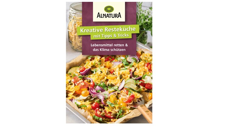 Auf einem Backblech liegt ein Nudelgericht mit Gemüse, oben der Alnatura-Schriftzug und der Text „Kreative Resteküche mit Tipps & Tricks“.
