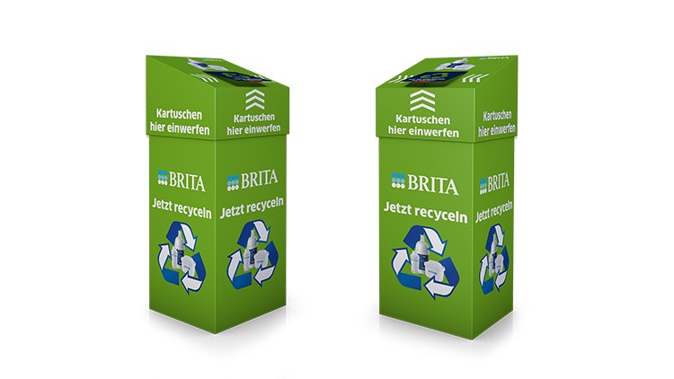 Grüne Recyclingboxen von BRITA mit der Aufschrift „Kartuschen hier einwerfen“ und „Jetzt recyceln“ sowie Recycling-Symbol.
