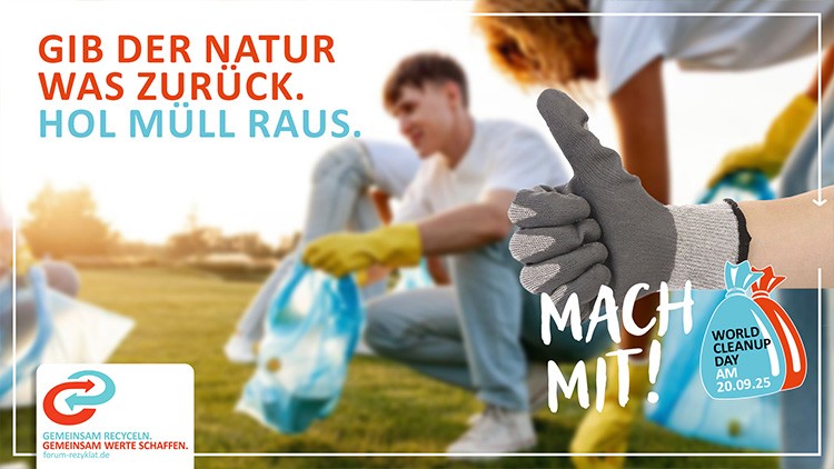 Personen in Handschuhen sammeln Müll in blauen Säcken, Text: „GIB DER NATUR WAS ZURÜCK, HOL MÜLL RAUS, MACH MIT, WORLD CLEANUP DAY AM 20.09.25“.