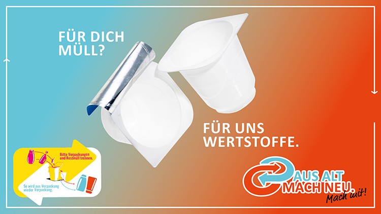 Ein geöffneter Joghurtbecher mit Deckel, Text: „FÜR DICH MÜLL? FÜR UNS WERTSTOFFE, AUS ALT MACH NEU, Mach mit!“, mit Recycling-Hinweis.
