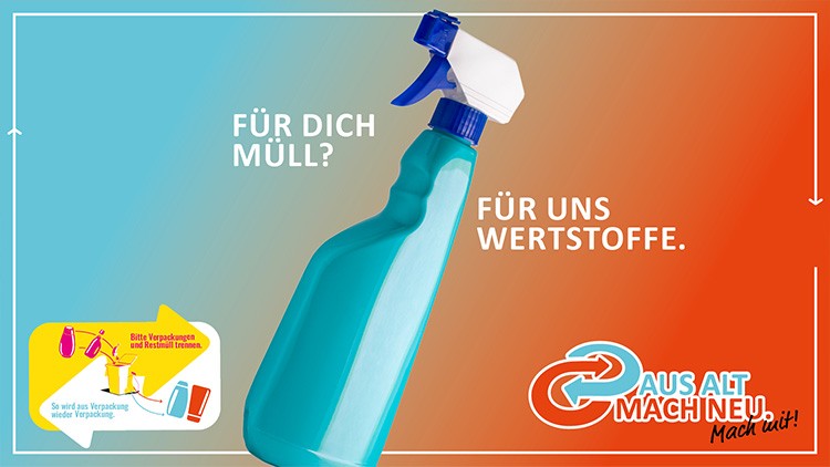 Eine blau-weiße Sprühflasche steht vor einem Farbverlauf mit den Texten „Für dich Müll?“ und „Für uns Wertstoffe“ sowie dem Logo „Aus Alt mach Neu“.