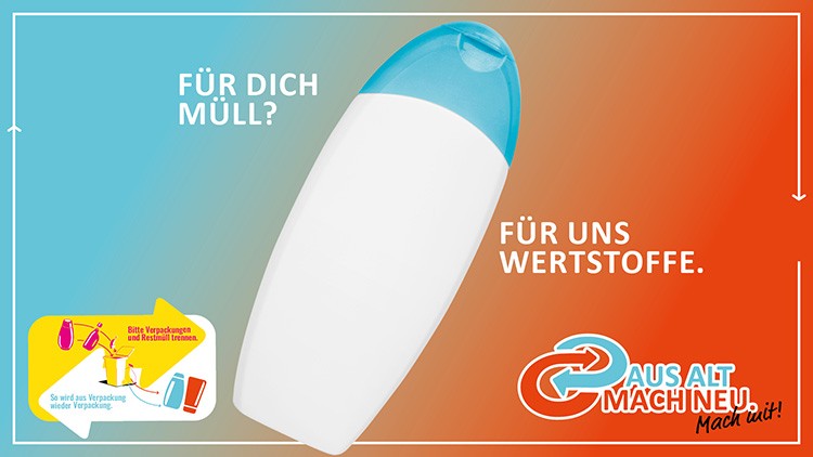 Eine weiße Plastikflasche mit blauem Deckel, Text: „Für dich Müll? Für uns Wertstoffe, Aus Alt mach Neu, Mach mit!“.