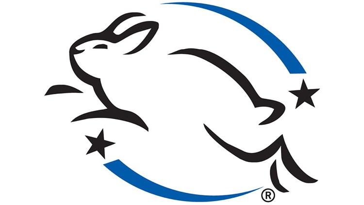 Schwarzer, springender Hase mit zwei blauen Bögen und drei schwarzen Sternen, unten rechts ein eingekreistes „R“.