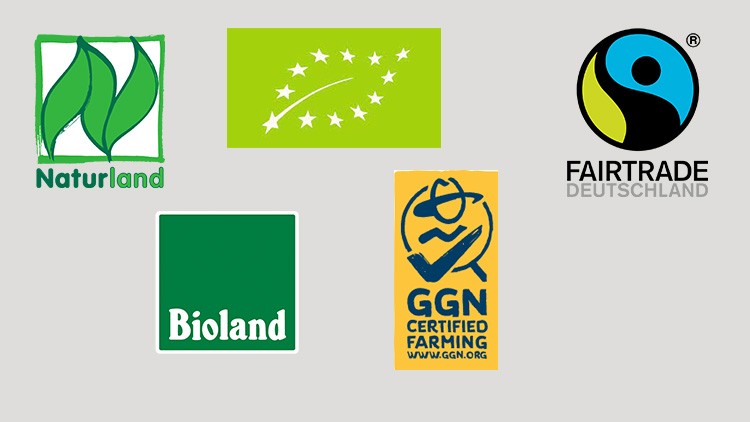 Fünf Logos von Naturland, Bioland, EU-Bio-Siegel, FAIRTRADE Deutschland und GGN Certified Farming auf grauem Hintergrund.