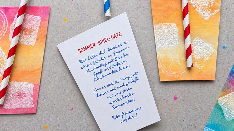 Weiße Einladungskarte mit rotem und blauem Text für ein Sommer-Spiel-Date, umgeben von buntem Papier und gestreiften Trinkhalmen.