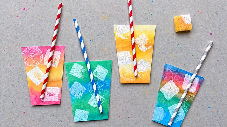 Vier bunte Papierkarten mit weißen Eiswürfelmustern und je einem gestreiften Trinkhalm auf grauem Untergrund.