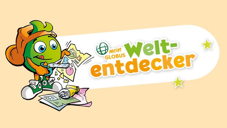 Globini schneidet Papierbastelvorlagen aus, daneben liegt der Schriftzug „mein GLOBUS Weltentdecker“ auf weißem Hintergrund.
