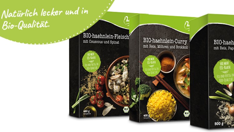 Drei schwarze Verpackungen mit BIO-hahnlein-Gerichten, grünem Textfeld und Aufschrift „Natürlich lecker und in Bio-Qualität“.