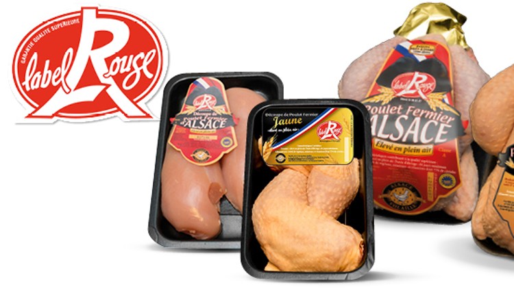Vier Verpackungen von Label Rouge Geflügelprodukten, bestehend aus Hähnchenbrust, Hähnchenflügeln und ganzen Hähnchen.