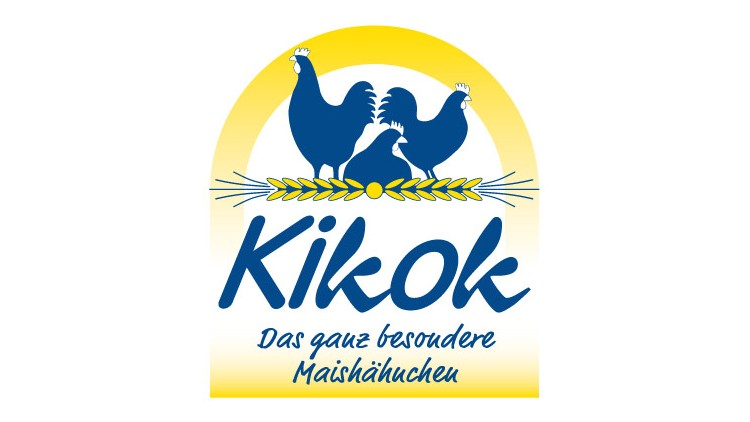 Das Logo zeigt zwei blaue Hühner auf einer goldenen Ähre, darunter steht „Kikok, Das ganz besondere Maishähnchen“ auf weiß-gelbem Hintergrund.