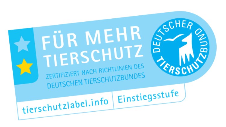 Blaues Label des Deutschen Tierschutzbundes mit Texten „Für mehr Tierschutz“ und „Einstiegsstufe“ sowie Website tierschutzlabel.info.