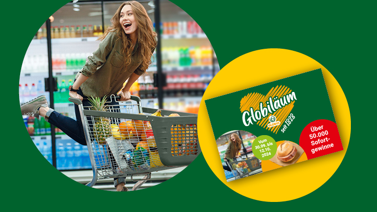 Eine Person lehnt sich an einen Einkaufswagen mit Obst und Gemüse, daneben eine Karte mit „Globiläum“ und Gewinnspielhinweis.