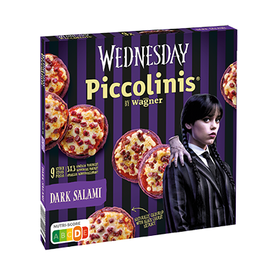 Verpackung der „Wednesday Piccolinis by Wagner“ mit Pizzen, Texten „Dark Salami“ und Nutri-Score A bis E, Streifenmuster in Lila.