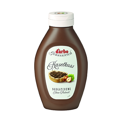 Braune Kunststoffflasche mit weißem Deckel, Etikett zeigt Text: d'arbo Genussreich Haselnuss Nougatcreme Ohne Palmöl, Haselnüsse abgebildet.
