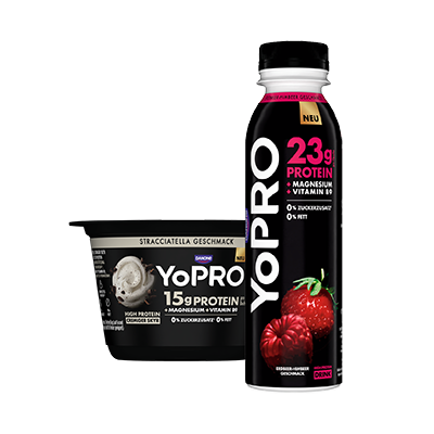 Schwarzer YoPRO Becher mit Stracciatella Geschmack und schwarzes YoPRO Getränk mit Himbeeren, jeweils Proteinangabe in Gramm.