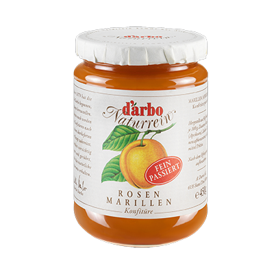 Ein Glas Darbo Naturrein Rosen-Marillen-Konfitüre mit weißem Deckel und Etikett, darauf ein Marillenmotiv und der Hinweis „Fein passiert“.