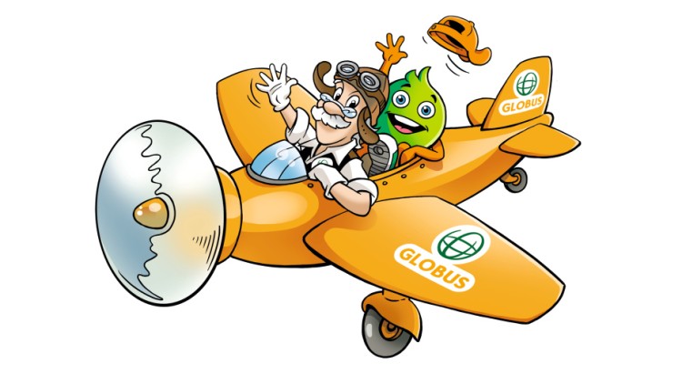 Professor Globus und Globini sitzen winkend in einem orangefarbenen Flugzeug mit GLOBUS-Logo, ein abhebender Hut fliegt davon.