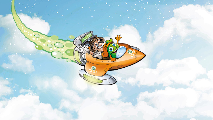 Professor Globus und Globini fliegen in einem orangefarbenen Raumschiff mit grünem Schweif vor einer Himmelskulisse mit Wolken.