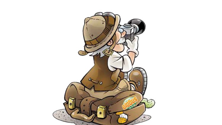 Das Maskottchen Professor Globus sitzt mit Kamera und braunem Rucksack, auf dem das GLOBUS-Logo zu sehen ist, auf dem Boden.