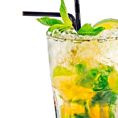 Ein Glas mit eisgekühltem Getränk, Minzblättern, Limettenscheiben und zwei schwarzen Trinkhalmen.