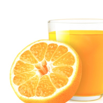 Ein halbiertes Stück einer Orange liegt neben einem gefüllten Glas mit orangem Saft auf weißem Hintergrund.