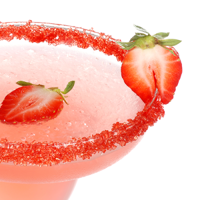 Ein Glas mit rosa Getränk, Zuckerrand, einer halbierten Erdbeere am Rand und einer weiteren in der Flüssigkeit.