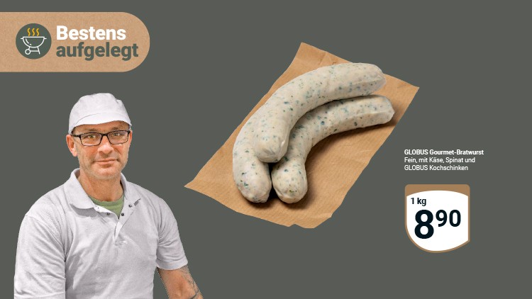 Drei helle Bratwürste mit Kräutern liegen auf braunem Papier, links Text „Bestens aufgelegt“ mit Schale und Gabel-Symbol.