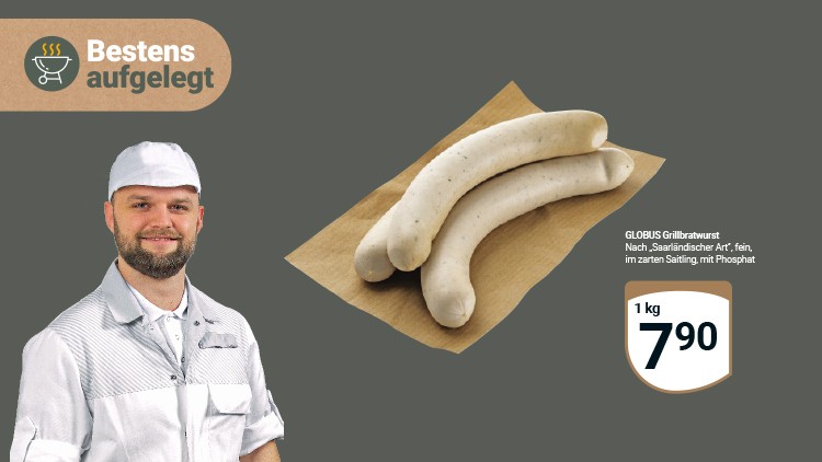 Zwei helle Bratwürste liegen auf braunem Papier, daneben steht Text: „GLOBUS Grillbratwurst Nach Saarländischer Art“.