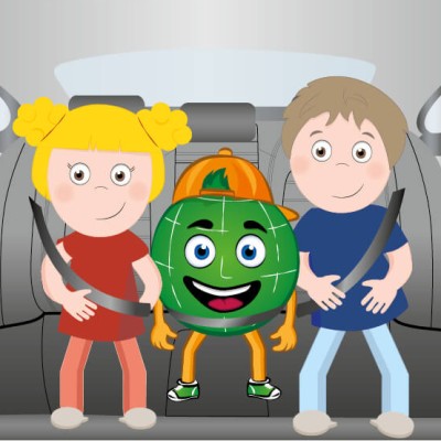 Zwei Kinder und Globini sitzen auf der Rückbank eines Autos, alle tragen angelegte Sicherheitsgurte.