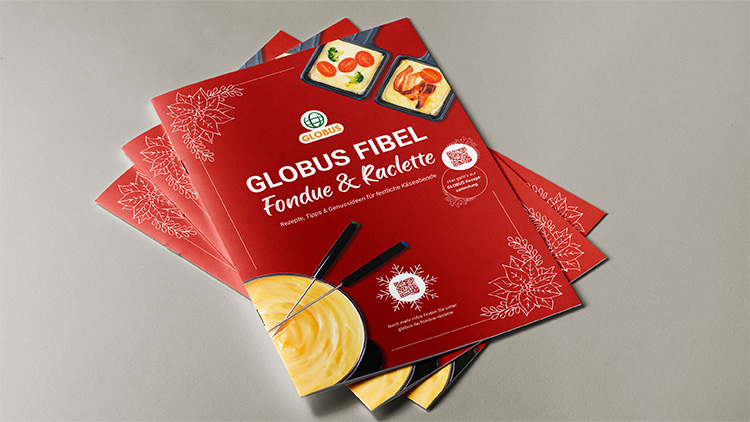 Roter Flyer mit weißer Aufschrift „GLOBUS Fibel Fondue & Raclette“, QR-Code, Bildern und dekorativen Schneeflocken.