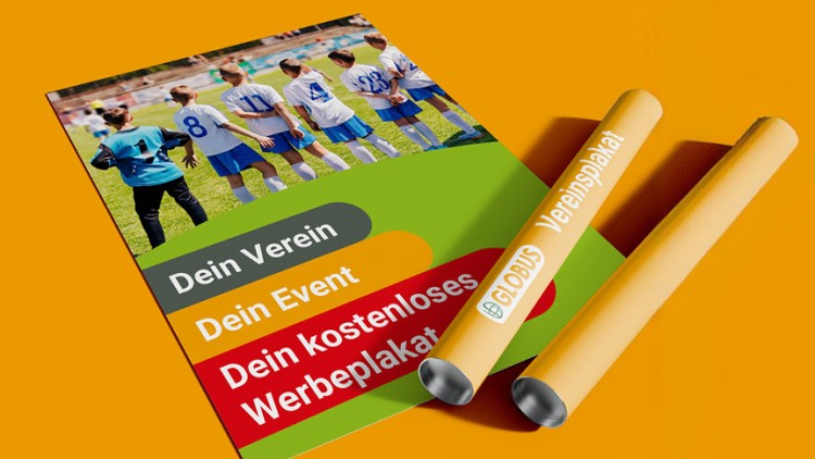 Plakat mit Fußballspielern, Text „Dein Verein, Dein Event, Dein kostenloses Werbeplakat“ und zwei gelbe Posterrollen mit GLOBUS-Logo.